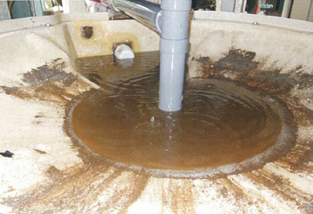 冷却塔下部水槽　スラッジ堆積
