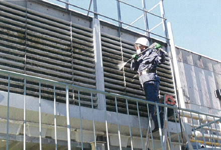 作業中（高圧洗浄）　冷却塔外観