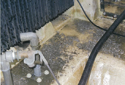 作業中（高圧洗浄後）冷却塔内部 高圧洗浄除去スラッジ