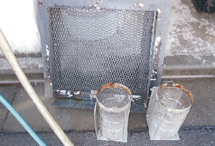 作業中 ストレーナ清掃後