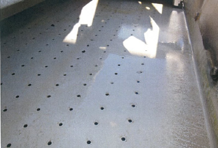 作業中　上部散水槽開放　清掃前